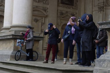 Prag 'daki insanlar yağmurlu bir günde