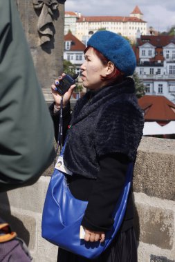 Çek Cumhuriyeti 'nin Prag kentini ziyaret eden insanlar