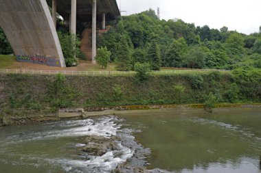 Bilbao nehri üzerindeki beton köprü