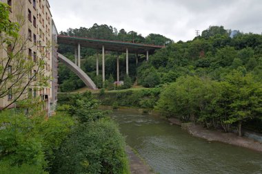 Bilbao nehri üzerindeki beton köprü