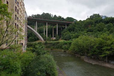 Nervion Nehri üzerindeki beton köprü