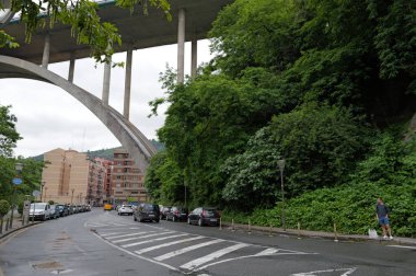Nervion Nehri üzerindeki beton köprü