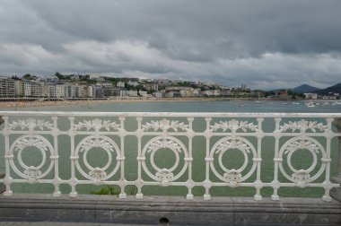 İspanya, San Sebastian şehir merkezi manzarası