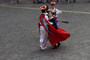 Bir gösteri sırasında Bask halk dansçıları