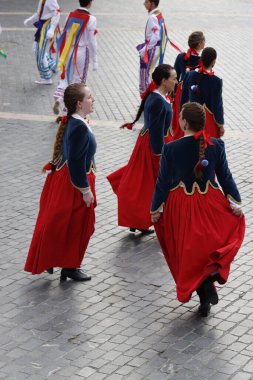 Sokakta Bask halk dansları sergisi