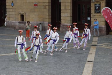 Sokakta Bask halk dansları sergisi