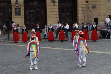 Sokakta Bask halk dansları sergisi