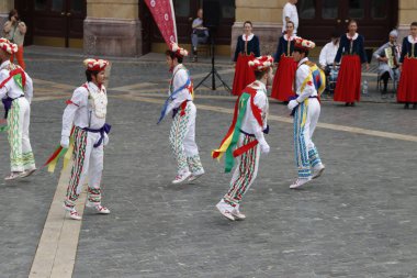 Sokakta Bask halk dansları sergisi