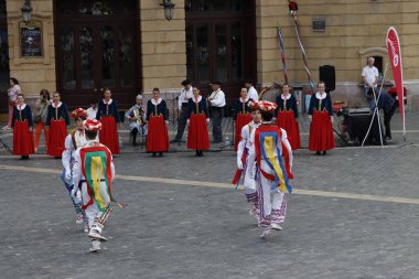 Sokakta Bask halk dansları sergisi