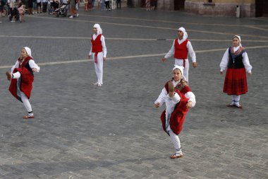 Sokakta Bask halk dansları sergisi