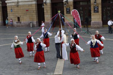 Sokakta Bask halk dansları sergisi