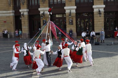 Sokakta Bask halk dansları sergisi