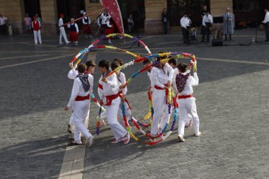 Sokakta Bask halk dansları sergisi