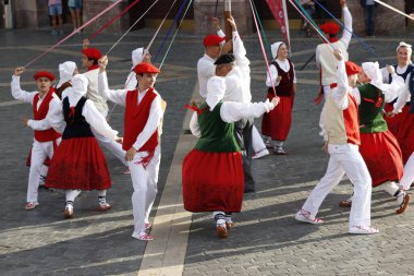 Sokakta Bask halk dansları sergisi