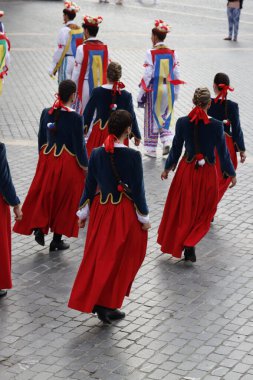 Bir gösteri sırasında Bask halk dansçıları