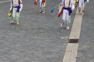 Bir gösteri sırasında Bask halk dansçıları