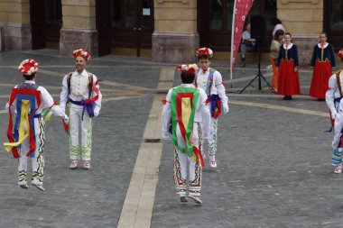 İspanya 'nın eski Bilbao kasabasında Bask halk dansları sergisi