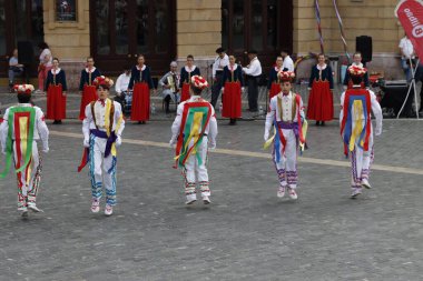 İspanya 'nın eski Bilbao kasabasında Bask halk dansları sergisi