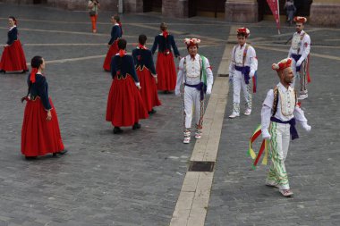 İspanya 'nın eski Bilbao kasabasında Bask halk dansları sergisi