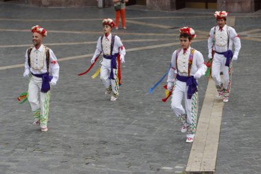 İspanya 'nın eski Bilbao kasabasında Bask halk dansları sergisi