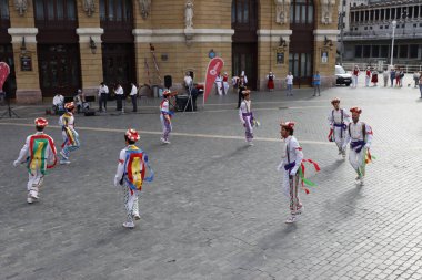 İspanya 'nın eski Bilbao kasabasında Bask halk dansları sergisi