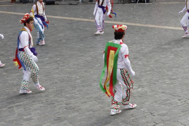 İspanya 'nın eski Bilbao kasabasında Bask halk dansları sergisi