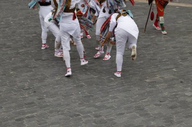 Açık hava festivalinde Bask halk dansı sergisi