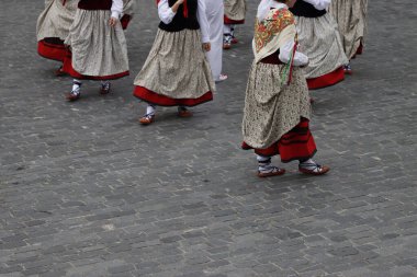 Açık hava festivalinde Bask halk dansı sergisi