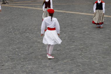 Açık hava festivalinde Bask halk dansı sergisi