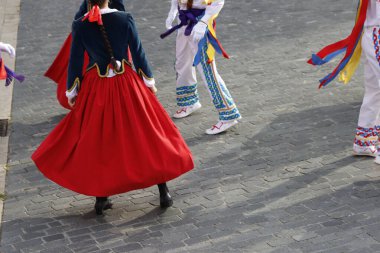 Açık hava festivalinde Bask halk dansı sergisi