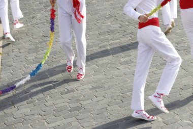 Açık hava festivalinde Bask halk dansı sergisi