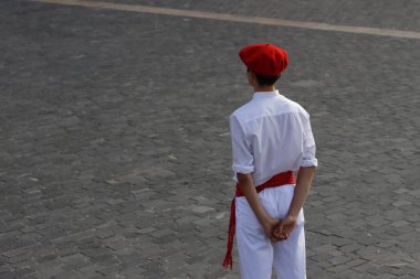 Açık hava festivalinde Bask halk dansı sergisi