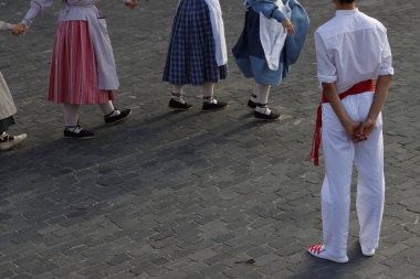 Açık hava festivalinde Bask halk dansı sergisi