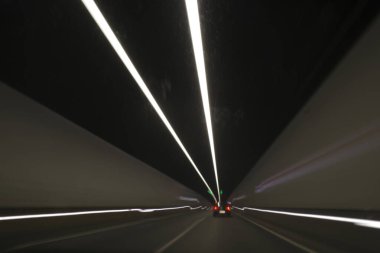 Tünelden hızla geçiyor.