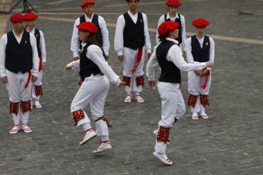 Bir gösteri sırasında Bask halk dansçıları