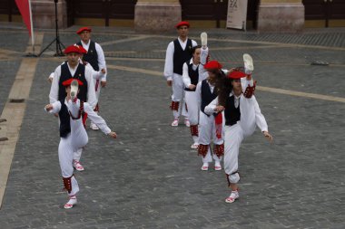 Bir gösteri sırasında Bask halk dansçıları