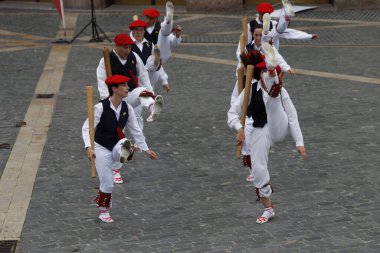 Bir gösteri sırasında Bask halk dansçıları