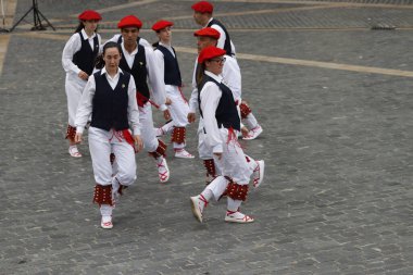 Bir gösteri sırasında Bask halk dansçıları