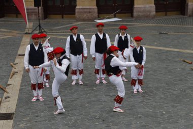 Bir gösteri sırasında Bask halk dansçıları