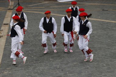 Bir gösteri sırasında Bask halk dansçıları