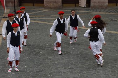 Bir gösteri sırasında Bask halk dansçıları