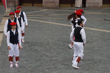 Bir gösteri sırasında Bask halk dansçıları