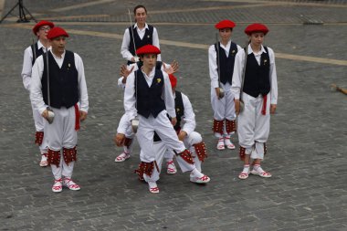 Bir gösteri sırasında Bask halk dansçıları