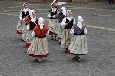 Bir gösteri sırasında Bask halk dansçıları