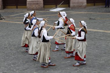 Bir gösteri sırasında Bask halk dansçıları