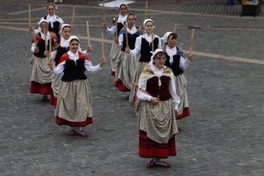 Bir gösteri sırasında Bask halk dansçıları