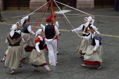 Bir gösteri sırasında Bask halk dansçıları