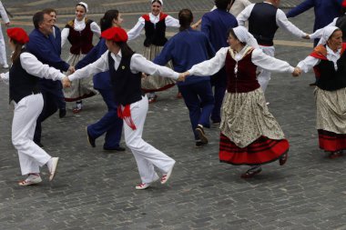 Bir gösteri sırasında Bask halk dansçıları