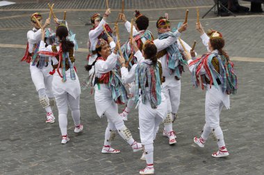 Bir gösteri sırasında Bask halk dansçıları