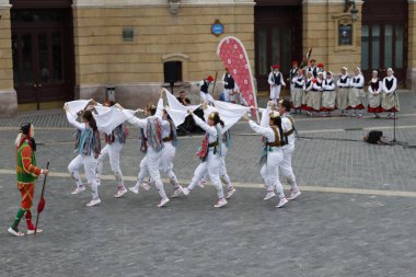 Bir gösteri sırasında Bask halk dansçıları